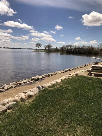 Quiet cabin that sits right on the edge of the water!!  Pet friendly Отели в г. Спинк Каунти