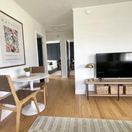 Downtown Carbondale. Cozy and Cheery Abode -- NEW--