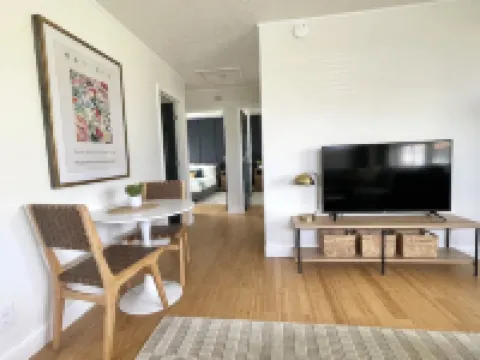 Downtown Carbondale. Cozy and Cheery Abode -- NEW-- Hotels in Carbondale