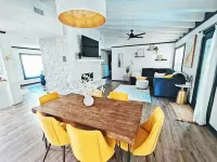 Maison Modernè Unit A: Work + Play Hotels in Windcrest