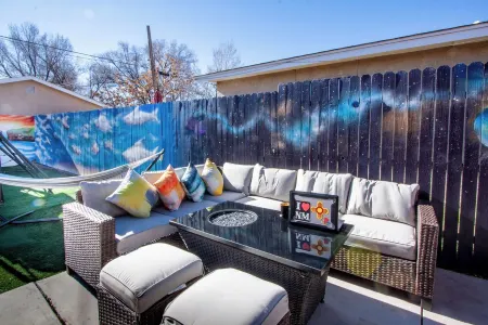 ☀️Casa Del Centro☀️-Full Arcade! 🎯- Sleeps 10! Отели рядом с достопримечательностью «Альбукерке Ботаникал Гарден»