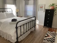 2 Bedroom Flat With Short Walk to Downtown Hotels in Cloverdale