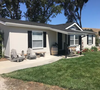 Cozy and comfortable 3 bedroom set in the rural oaks and vineyards. Hotels near Second Baptist Church