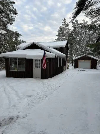 NEWLY RENOVATED WITH PRIVATE DOCK ON WHITE LAKE Отели в г. Форестпорт