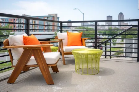 Retro Loft in downtown Des Moines with Terrace, Free Parking, gym, wells fargo Отели рядом с достопримечательностью «Грэйтер Де-Мойн Ботаникал Гарден»