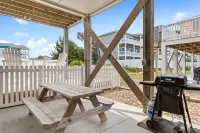 4 bedroom home with private pool. Close walk to beach and beautiful marsh views. Hotels in Lockwoods Folly