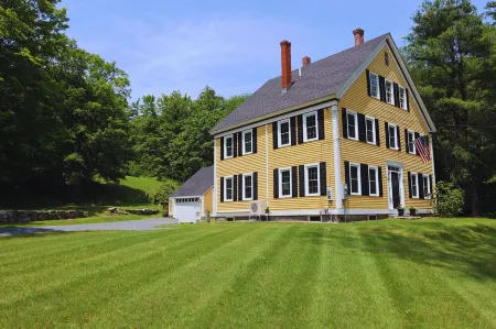 Hillside Haven: Luxe Farm Escape with 5BR - 2 King Bed - 2 Full Bath - Sleeps 10