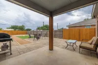 Charming 3-bedroom house near West End Shopping Center!