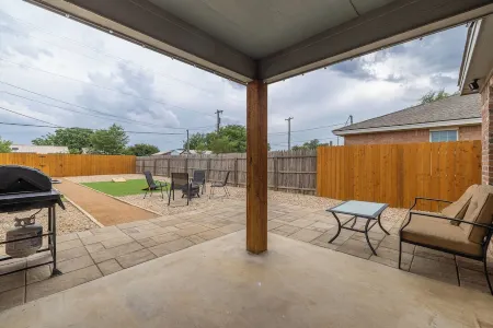 Charming 3-bedroom house near West End Shopping Center! Отели рядом с достопримечательностью «Thunderzone Family Fun»