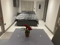 Modern fully independent studio on  golf-course. 웜리 도서관 주변 호텔