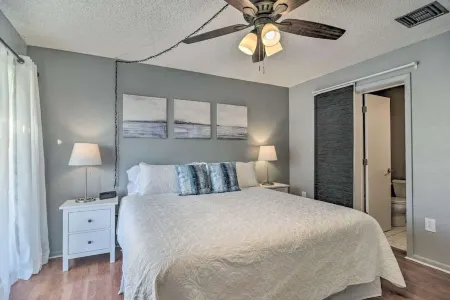 Convenient Condo with Balcony - Steps to Gulf Coast Beaches! Отели рядом с достопримечательностью «Тики Гарденс - Индиан-Шорс Бич Аксесс»