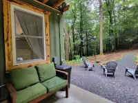 Book Your Adventure Getaway at our Container Cabin near New River Gorge ワイルダーネスのホテル