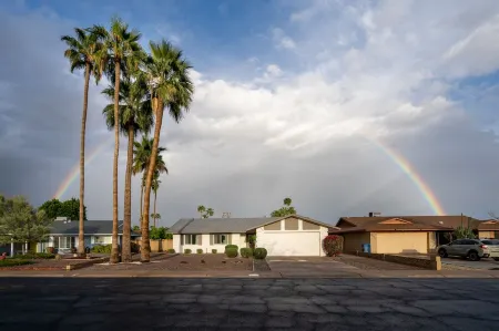 Sunshine Get-a-way in Tempe! We are close to Phoenix Airport and Spring Training Отели рядом с достопримечательностью «Painting with a Twist»