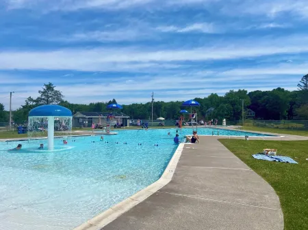 Cozy Chalet Nestled in the Woods by Arrowhead Lake