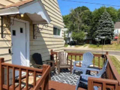 Scenic hiking in Cuyahoga Valley National Park! 1BR house, central air & laundry Hotels in Akron