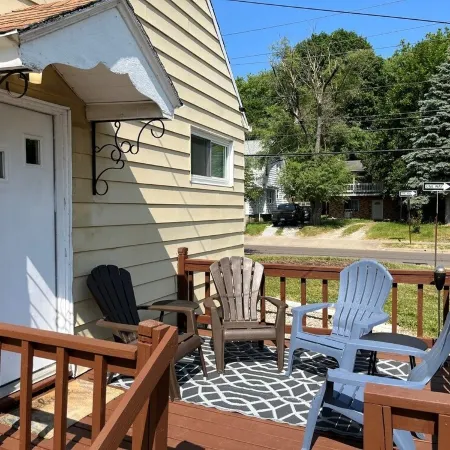 Scenic hiking in Cuyahoga Valley National Park! 1BR house, central air & laundry