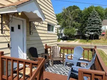 Scenic hiking in Cuyahoga Valley National Park! 1BR house, central air & laundry