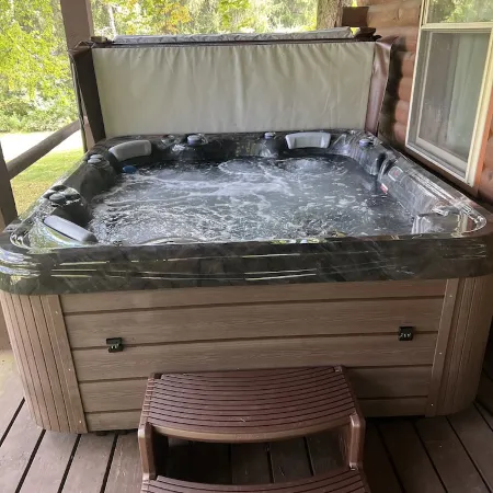 1/2 mile to EVL, Lake, HOT TUB, Pets welcome