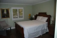 Majestic Pines Condo ~ minutes away from downtown Saugatuck - balcony