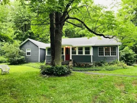 Private Lake Cottage on 3 acres w/350 sq. ft. deck