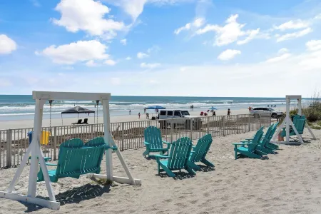 Oceanfront Views - Pvt Beach Area & Heated Pool - Easy Walk to Restaurants, Etc. Отели рядом с достопримечательностью «Marine Discovery Center»