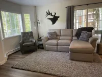 Riverside condo, new modern rustic decor, 10 minutes to Beaver Creek