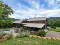 Hillside Haven on expansive grounds, heated pool, firepit, bocce court and more! Hotels in Marion Township