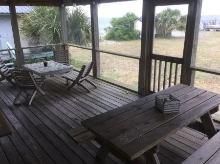 Watch the sun rise from this waterfront home. Отели в г. Сидар Айленд