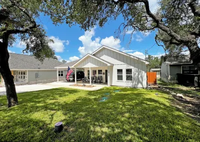 Family Fun, Fresh and New Home Near Canyon Lake!