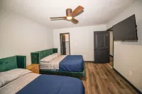 LuXuRy Retreat 4 beds mins From  downtown&Airport