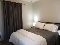 5-QBED, 11-Guests, Airport-.MinuteAway, Pet-Welcome, Futon-1, Sofa Bed-1, 2-FBA! Hotel in zona Mid-America Christian University