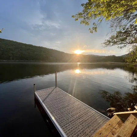 Camp Amherst: Ski and Lakeside Retreat. Killington/Okemo, Firepit, private dock!