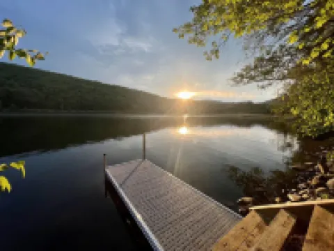 Camp Amherst: Ski and Lakeside Retreat. Killington/Okemo, Firepit, private dock!