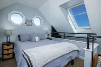 Incredible Mtn. Views, Cozy Loft, Minutes to Downtown, Indoor & Out Door Pools!