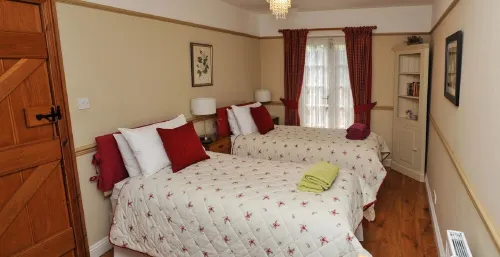 Flora's Barn (Sleeps 4. 2 Bedrooms) Hotels in Crowcombe