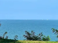 Large Family Lakehouse on the Coast with Stunning Water Views Hotels in Ashtabula