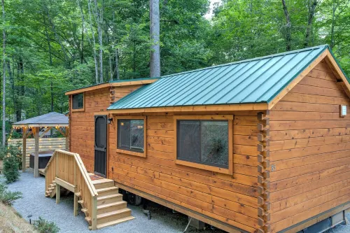 2 Bedroom Cabin in DuPont State Park with Loft, Hot-Tub, and Sauna(Read Rules)