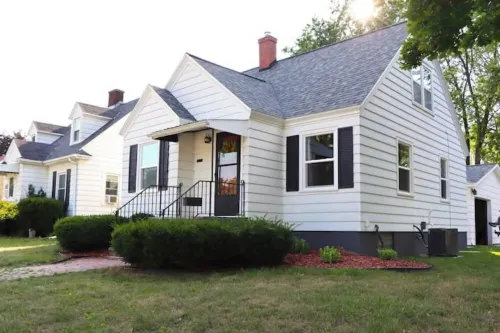 Columbia House. Unique, Comfortable Cape Cod Home. Pet Friendly.