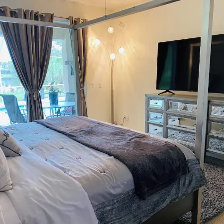 Stunning Lake house,heated pool, pet friendly,close to beach, restaurants ,bars