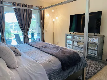 Stunning Lake house,heated pool, pet friendly,close to beach, restaurants ,bars