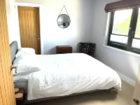 Detached 3 bed 3 bath home 7 mins walk to Padstow Harbour- Pet Friendly Parking