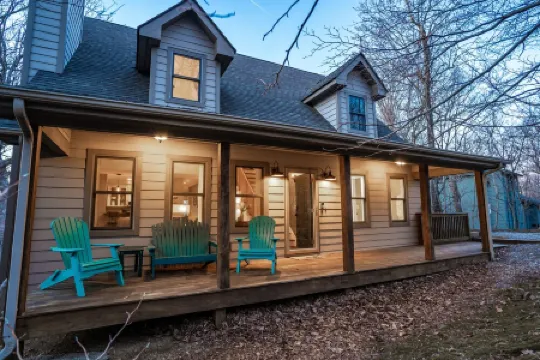 Modern Wintergreen Cabin with Hot Tub, Sauna