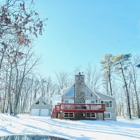 Winter Wonderland Chalet WArcades, Pool Table, Fire Pit, Lake, Pools & Ski Lifts
