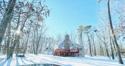 Cozy Chalet in the woods with Arcades, Fire pit, Lake, Pools & Ski Lifts