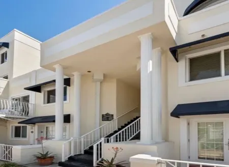 Corner unit private balcony ocean view, pool & spa, beachfront access in Florida