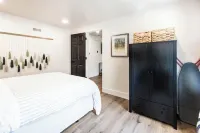 Stylish & Comfy Downtown Retreat: Queen Bed + Sofa Bed - Laundry - Free Parking! Hotels in 