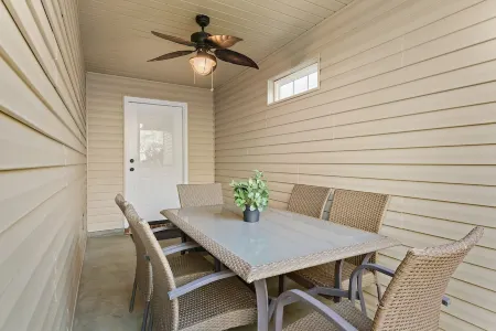 Stunning Cottage home with King bed! Pet-friendly!