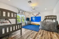 Clearwater Villa 6 Br, Heated Pool,  Mini Golf,  4K Projector Lounge Theatre