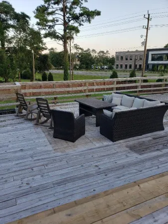 Cozy and Charming Studio with Private Deck Near Wrightsville Beach Отели рядом с достопримечательностью «Университет Северная Каролина в Уилмингтон»