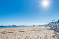 Modern Beachfront Escape Steps from Ferry Private Deck Waterfront